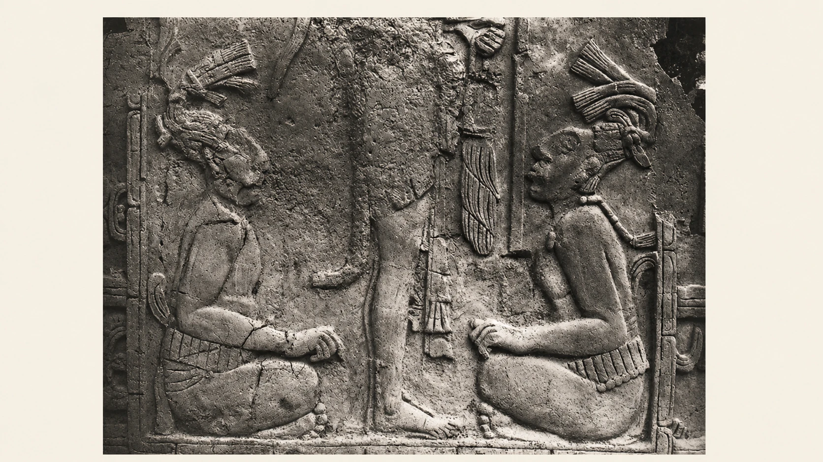 Steinrelief mit sitzenden Figuren