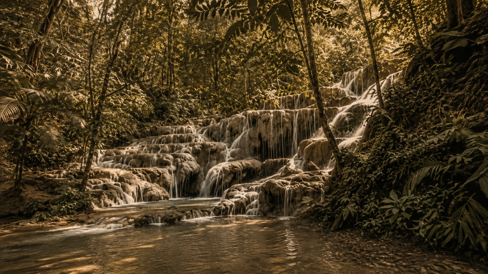 LAKAMHA` — El paisaje rico en agua de Lakamha`—Palenque, representado por la selva y las cascadas características de la región.
