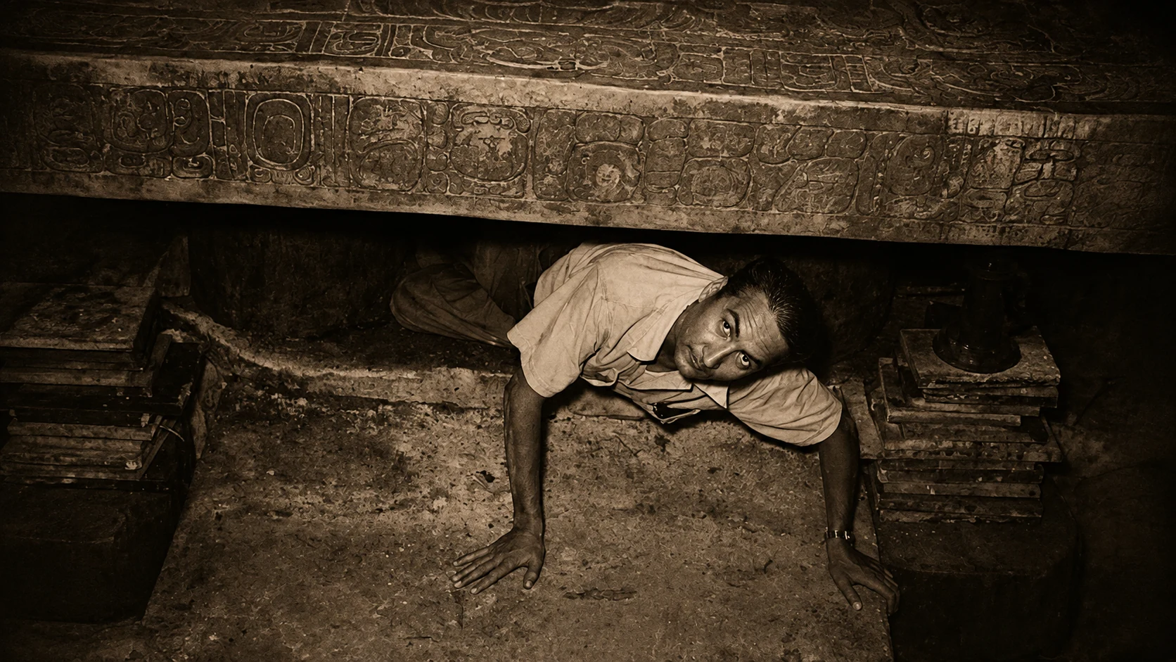 Explorador bajo la losa de piedra tallada Explorador bajo la losa de piedra tallada