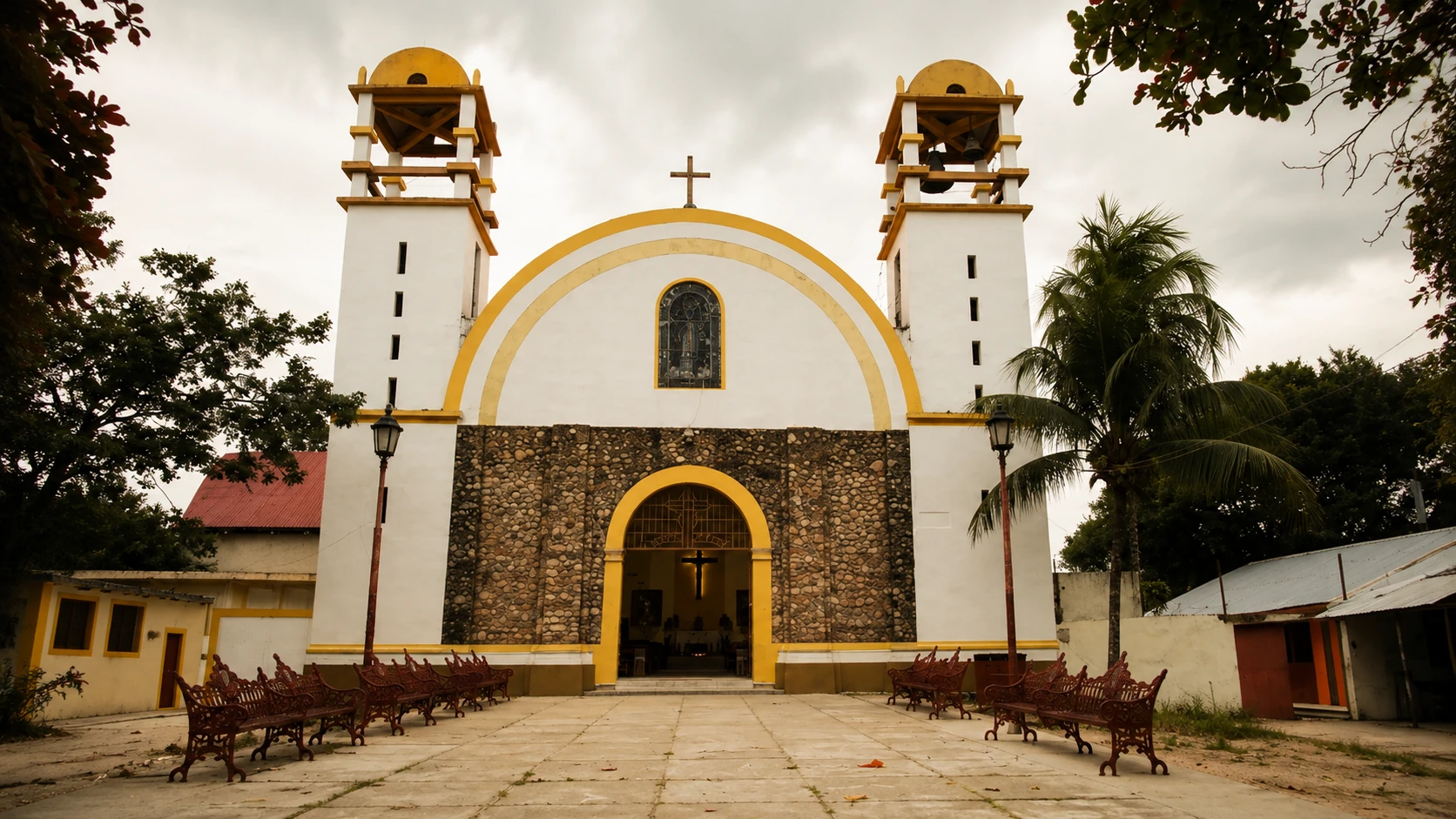 Iglesia moderna del pueblo, fachada antigua